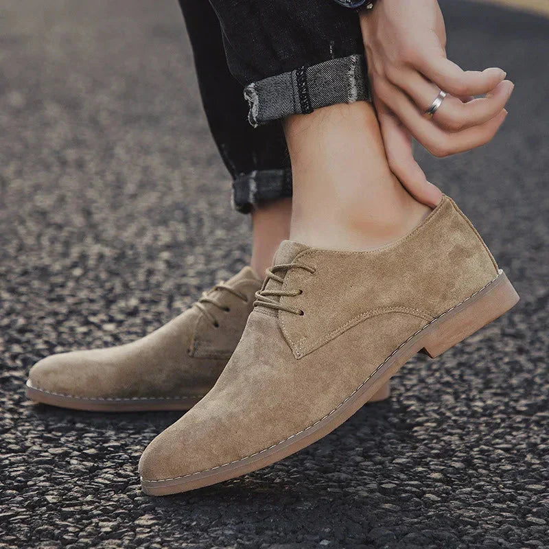 "Stijlvolle suède Oxford heren schoenen voor formele en casual gelegenheden, met duurzaam vegan materiaal en comfortzolen."