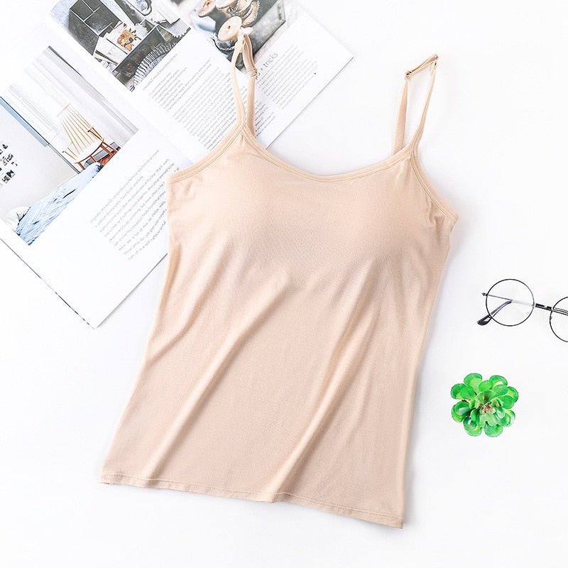 "Stijlvolle top met ingebouwde BH, verstelbare bandjes, in diverse kleuren voor comfortabele en veelzijdige outfits."