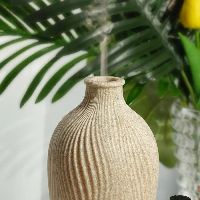 "Stijlvolle ultrasone aroma diffuser in vaasvorm, bohemian stijl, creëert rust en esthetiek in moderne interieurs."