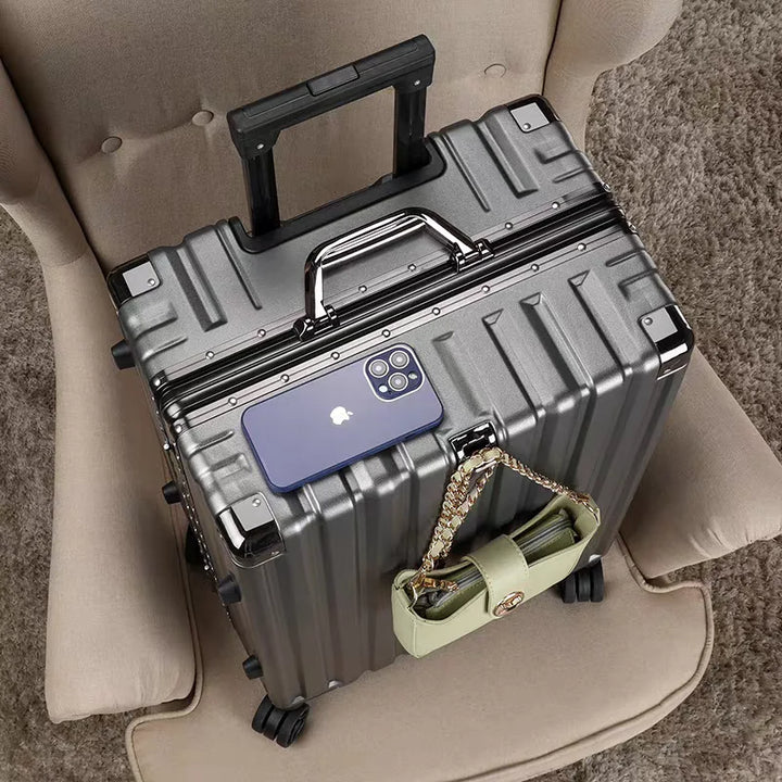 Ruime hardschaal reiskoffer met aluminium frame, organiseert je bagage voor vakantie en lange reizen.