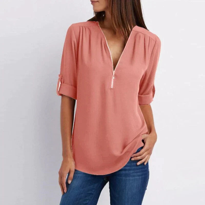 Stijlvolle Vera damesblouse met V-hals en rits in blauw, perfect voor diverse outfits en gelegenheden.