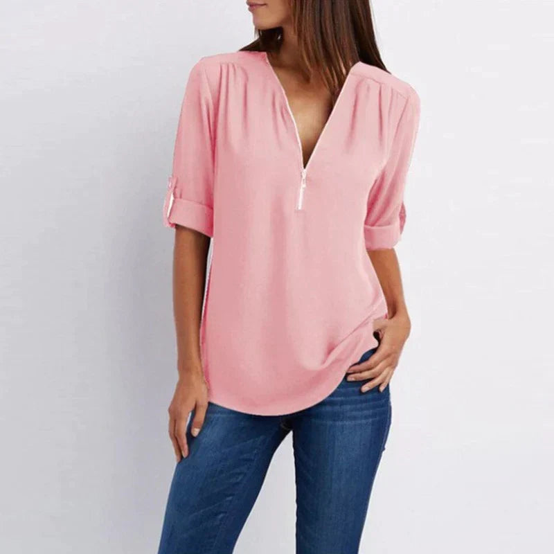 Stijlvolle Vera damesblouse met V-hals en rits in blauw, perfect voor diverse outfits en gelegenheden.