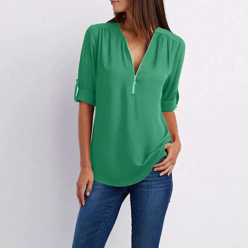 Stijlvolle Vera damesblouse met V-hals en rits in blauw, perfect voor diverse outfits en gelegenheden.