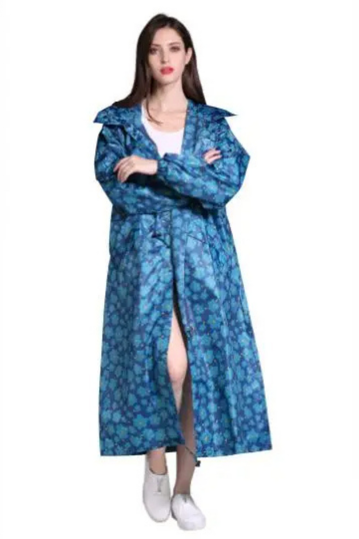 Stijlvolle waterdichte lange regenjas voor dames, verstelbare taille, ruime capuchon, verkrijgbaar in diverse kleuren.
