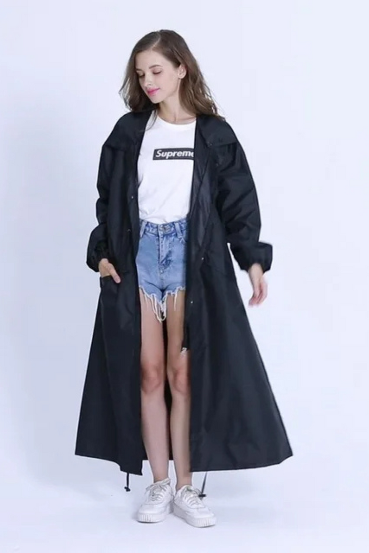 Stijlvolle waterdichte lange regenjas voor dames, verstelbare taille, ruime capuchon, verkrijgbaar in diverse kleuren.