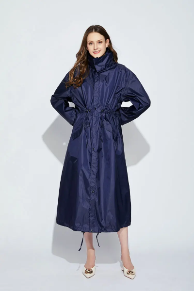 Stijlvolle waterdichte lange regenjas voor dames, verstelbare taille, ruime capuchon, verkrijgbaar in diverse kleuren.