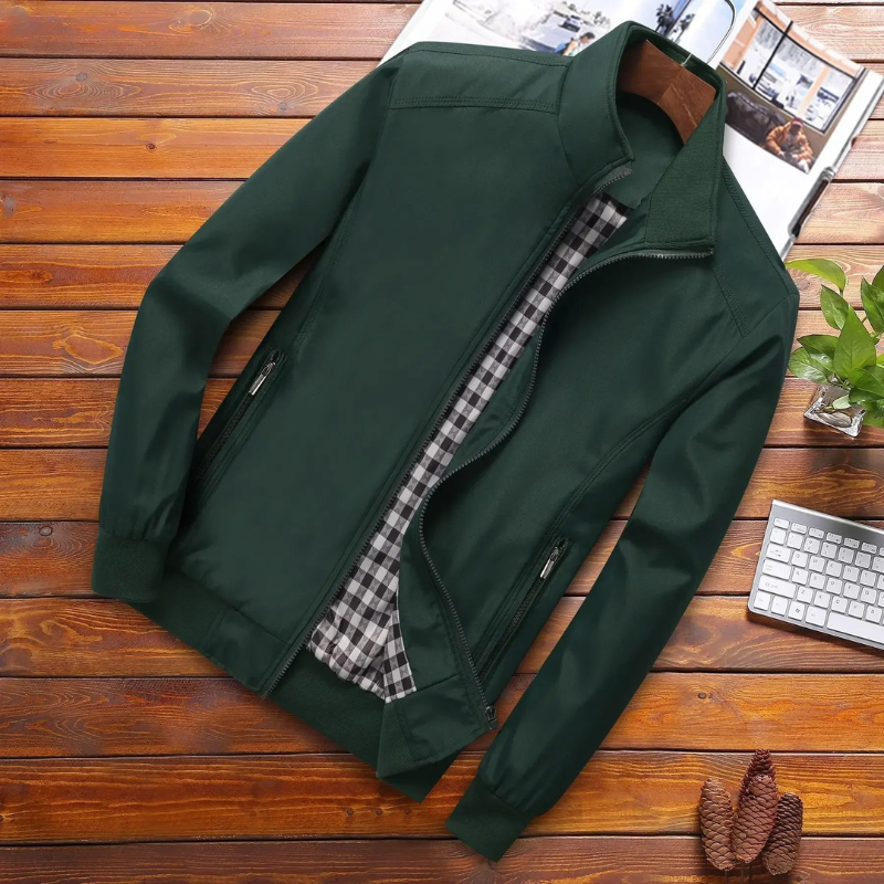 "Stijlvolle winddichte zomerjas voor heren met strakke kraag in trendy kleuren, ideaal voor frisse zomerdagen."