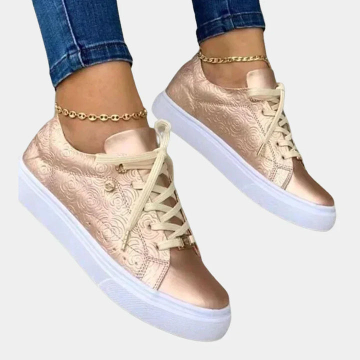 "Stijlvolle witte damessneakers van kunstleer met dempende zool, elegant design voor casual en semi-formele outfits."