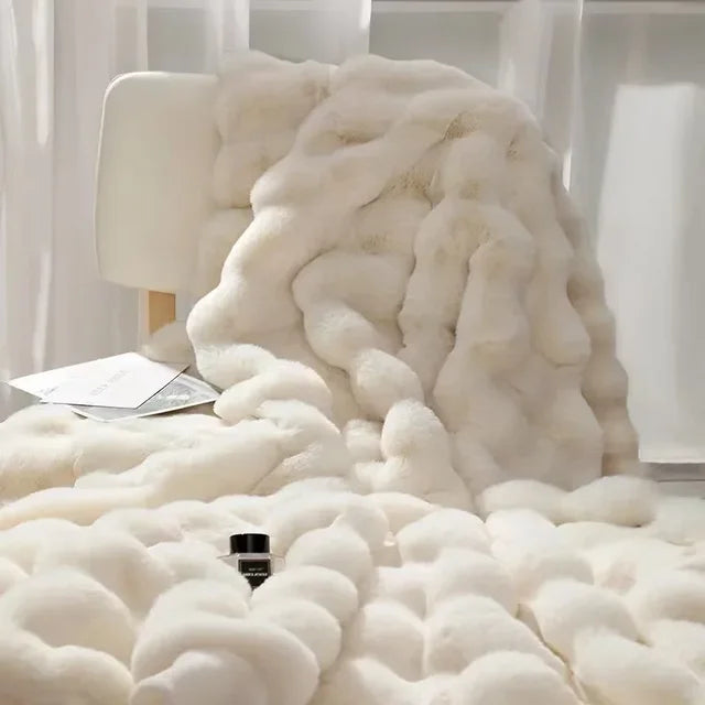 "Superzachte imitatiebont deken in warme tinten, ideale winterdeken voor bed of bank, biedt luxe comfort en stijl."