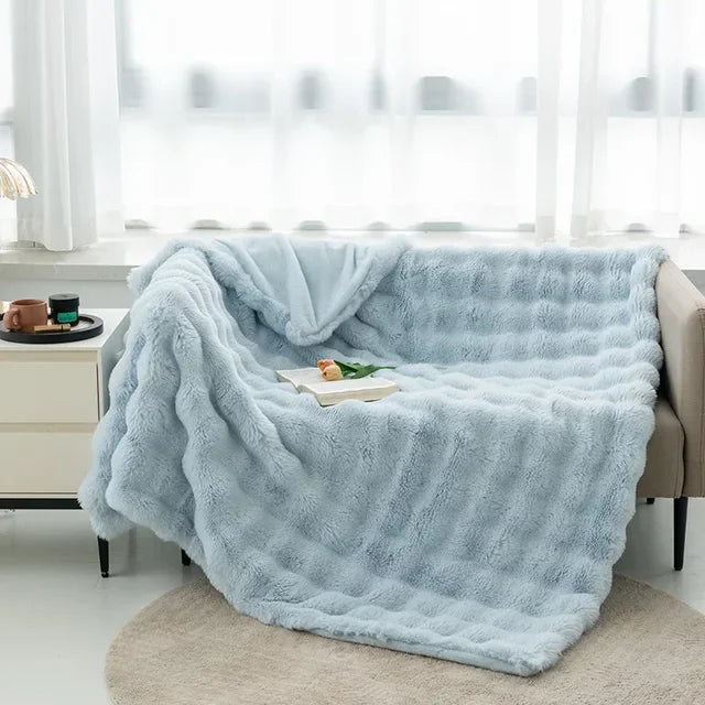 "Superzachte imitatiebont deken in warme tinten, ideale winterdeken voor bed of bank, biedt luxe comfort en stijl."