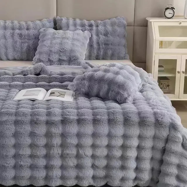 "Superzachte imitatiebont deken in warme tinten, ideale winterdeken voor bed of bank, biedt luxe comfort en stijl."