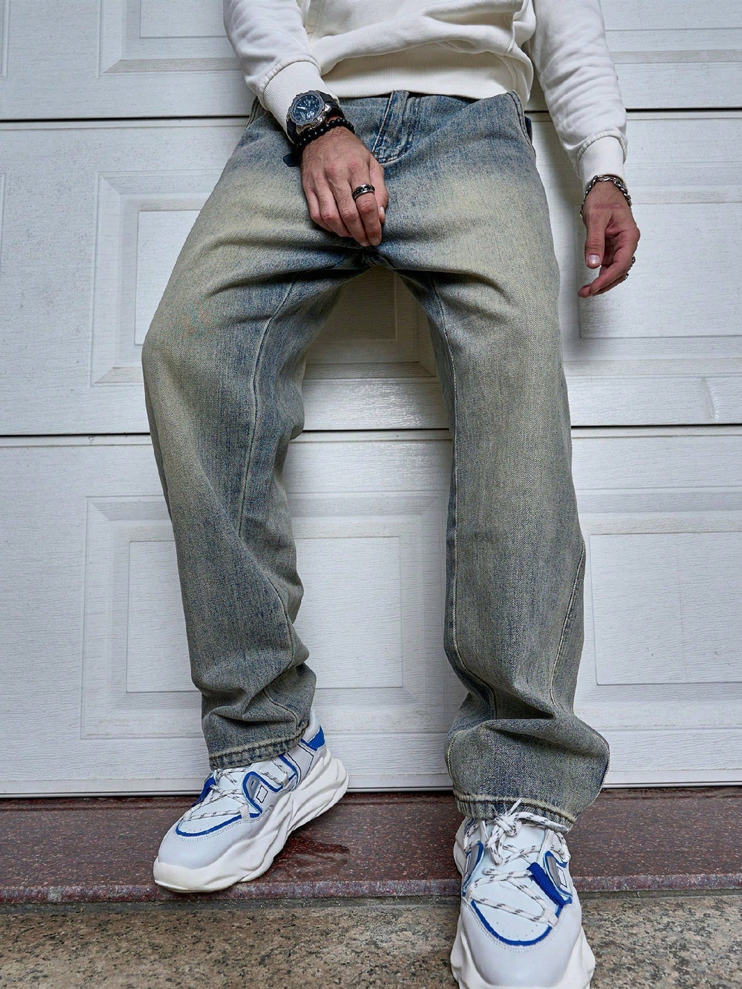 Comfortabele donkerblauwe straight-fit herenjeans, ideaal voor casual outfits en dagelijks gebruik.