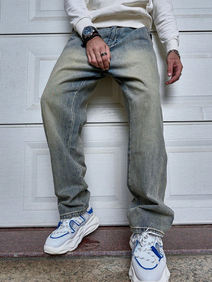 Comfortabele donkerblauwe straight-fit herenjeans, ideaal voor casual outfits en dagelijks gebruik.