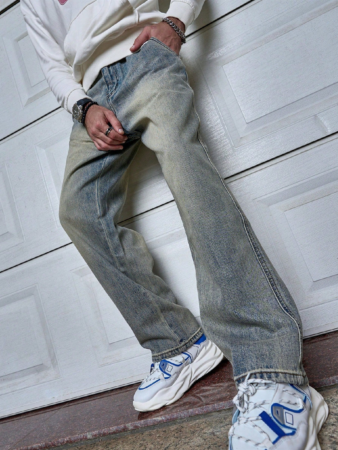 Essentiële donkerblauwe straight-fit jeans voor heren, perfect voor elke casual of smart-casual gelegenheid.