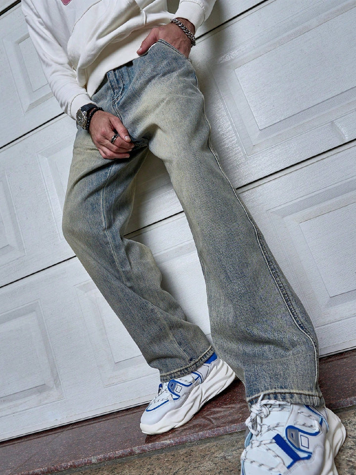 Essentiële donkerblauwe straight-fit jeans voor heren, perfect voor elke casual of smart-casual gelegenheid.