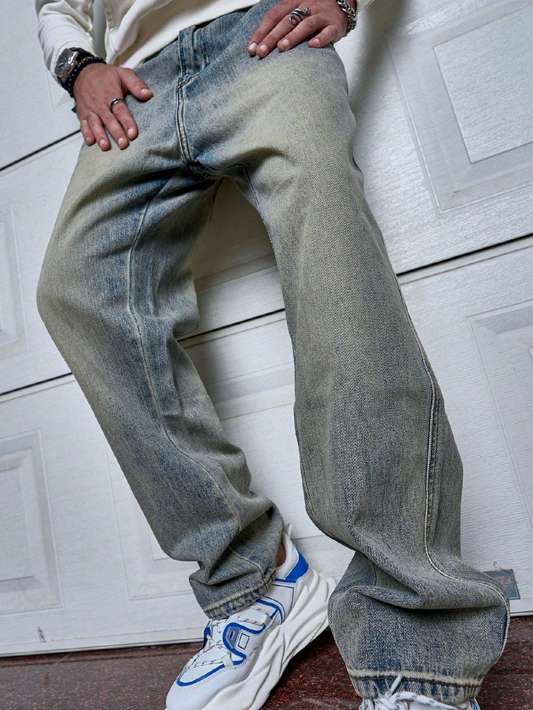 Comfortabele straight-fit spijkerbroek voor heren in donkerblauw, een duurzaam en modieus item.