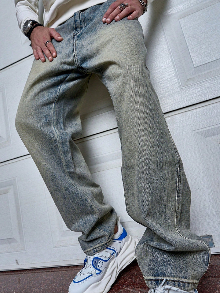 Comfortabele straight-fit spijkerbroek voor heren in donkerblauw, een duurzaam en modieus item.