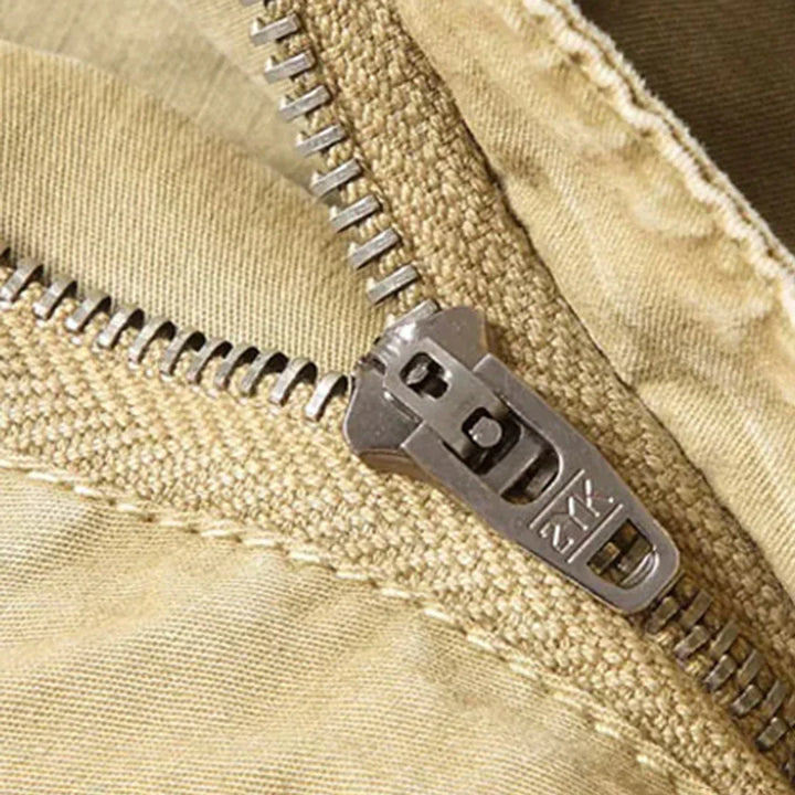 "Tactical cargo broek heren, duurzaam katoen, multifunctionele zakken, stoere streetwear stijl, comfortabele pasvorm."