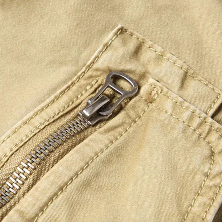 "Tactical cargo broek heren, duurzaam katoen, multifunctionele zakken, stoere streetwear stijl, comfortabele pasvorm."