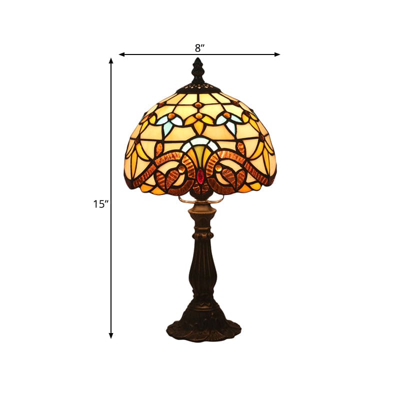 "Tiffany-stijl tafellamp, blauw en geel glas, klassieke loodlijnen, warme en uitnodigende sfeer, ambachtelijk design."