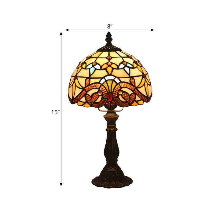 "Tiffany-stijl tafellamp, blauw en geel glas, klassieke loodlijnen, warme en uitnodigende sfeer, ambachtelijk design."
