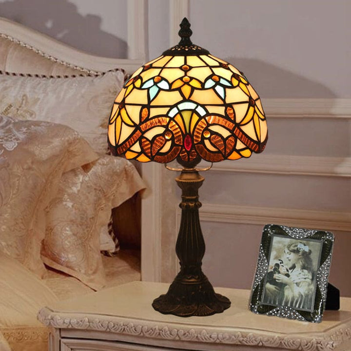 "Tiffany-stijl tafellamp, blauw en geel glas, klassieke loodlijnen, warme en uitnodigende sfeer, ambachtelijk design."