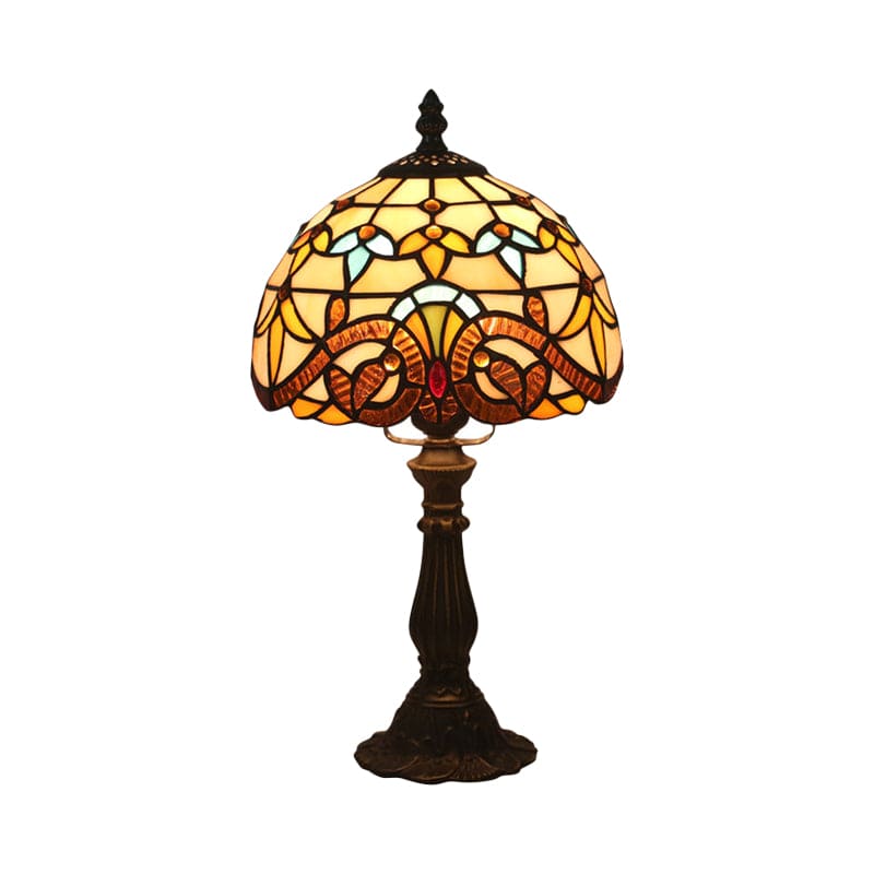 "Tiffany-stijl tafellamp, blauw en geel glas, klassieke loodlijnen, warme en uitnodigende sfeer, ambachtelijk design."