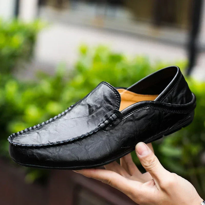 "Tijdloze leren herenloafers met een luxe finish en stevige zolen, ideaal voor elke gelegenheid, zakelijk of informeel."