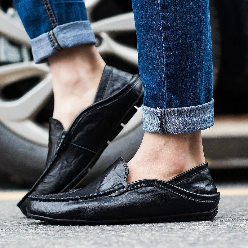 "Tijdloze leren herenloafers met een luxe finish en stevige zolen, ideaal voor elke gelegenheid, zakelijk of informeel."