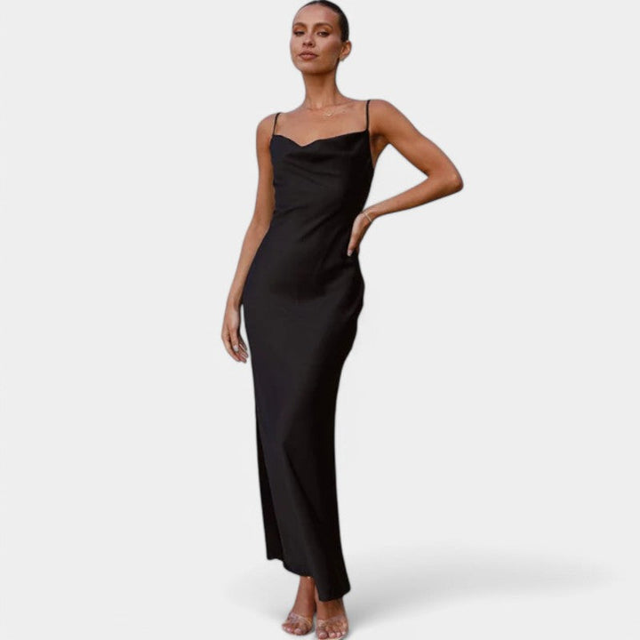 "Tijdloze satijnen maxi-jurk, elegant design met open rug en strik, ideaal voor avondkleding en speciale gelegenheden."