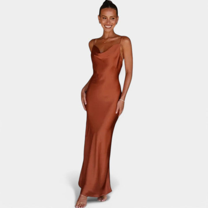"Tijdloze satijnen maxi-jurk, elegant design met open rug en strik, ideaal voor avondkleding en speciale gelegenheden."