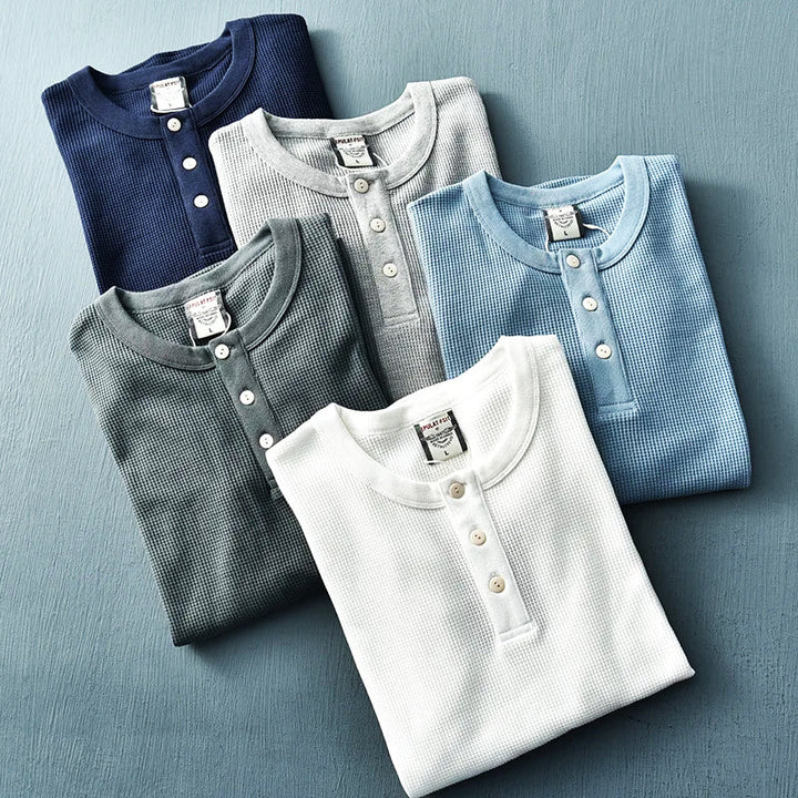 Verschillende kleuren heren Henley T-shirts netjes opgevouwen