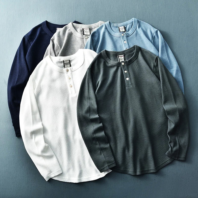 Assortiment van heren Henley T-shirts met lange mouwen op een rij