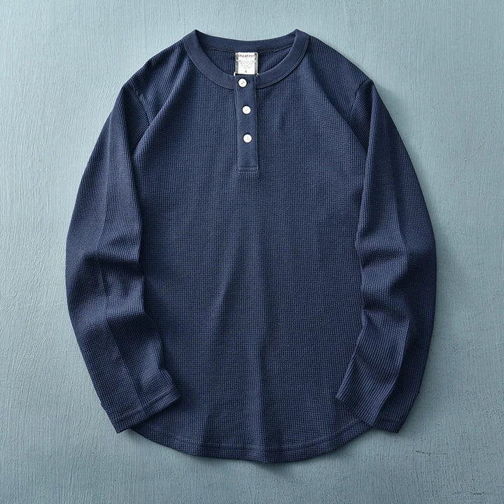 Casual heren henley shirt met lange mouwen getoond in volledige lengte