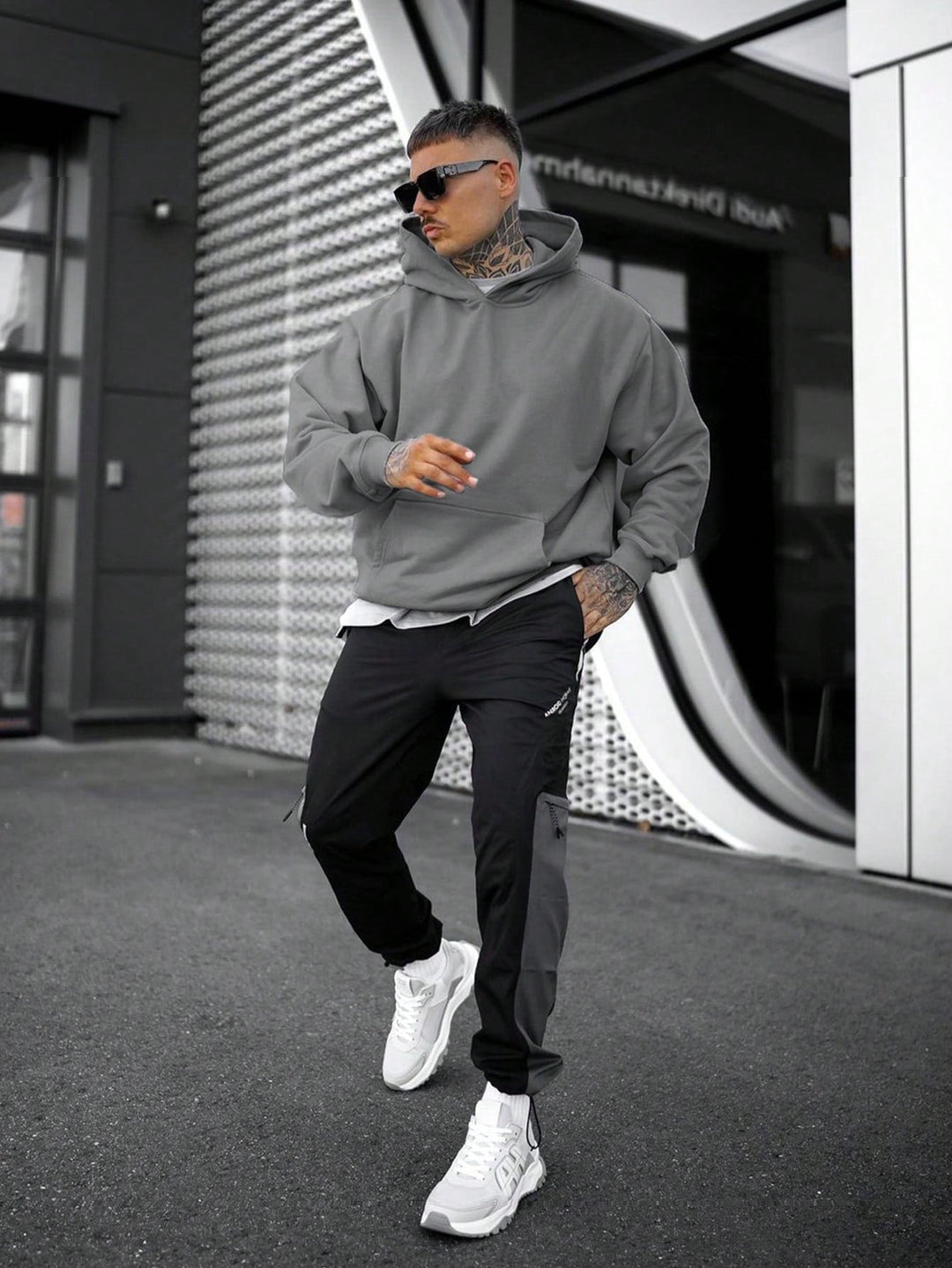 Zwarte heren hoodie effen kleur achterkant casual streetwear trui