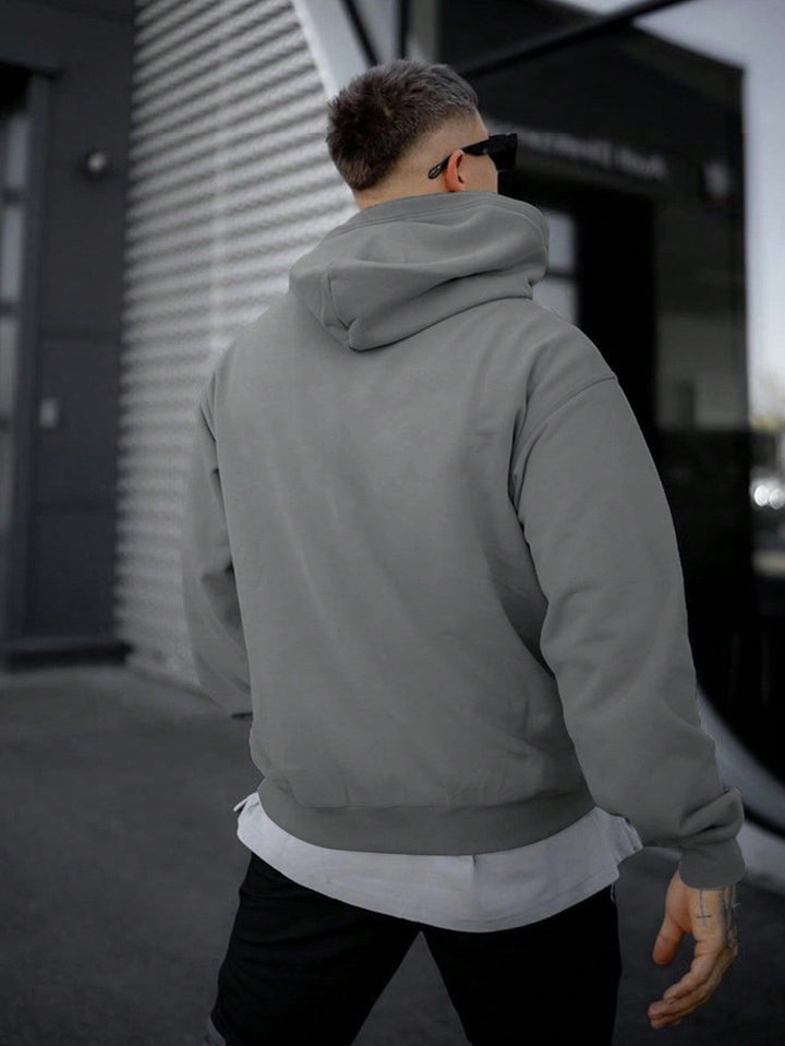Achterkant van de donkergrijze Tim heren hoodie met comfortabele snit