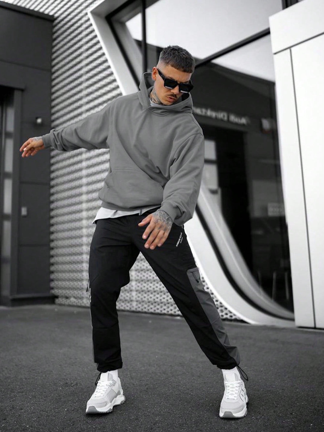 Volledige outfit met donkergrijze Tim heren hoodie en zwarte broek