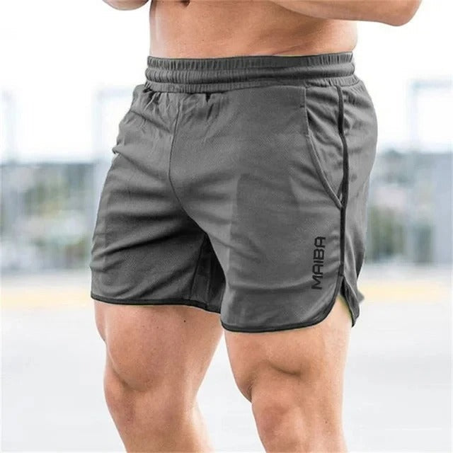 Man genietend van stranddag met stijlvolle en sneldrogende zwemkleding.