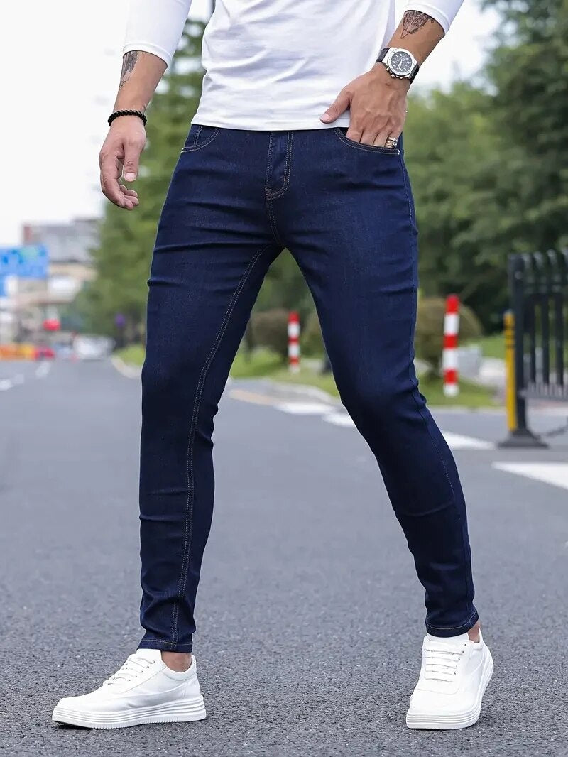 Zwarte heren slim-fit stretch jeans, ideaal voor comfortabel dragen. Deze moderne tapered spijkerbroek is casual en stijlvol.