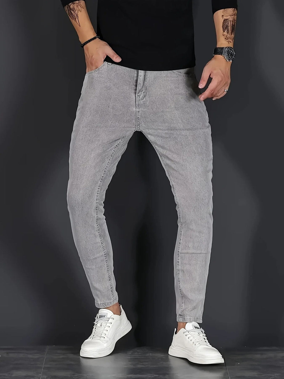 Grijze moderne heren slim-fit stretch jeans, comfortabel en stijlvol. Deze tapered broek is perfect voor casual outfits.