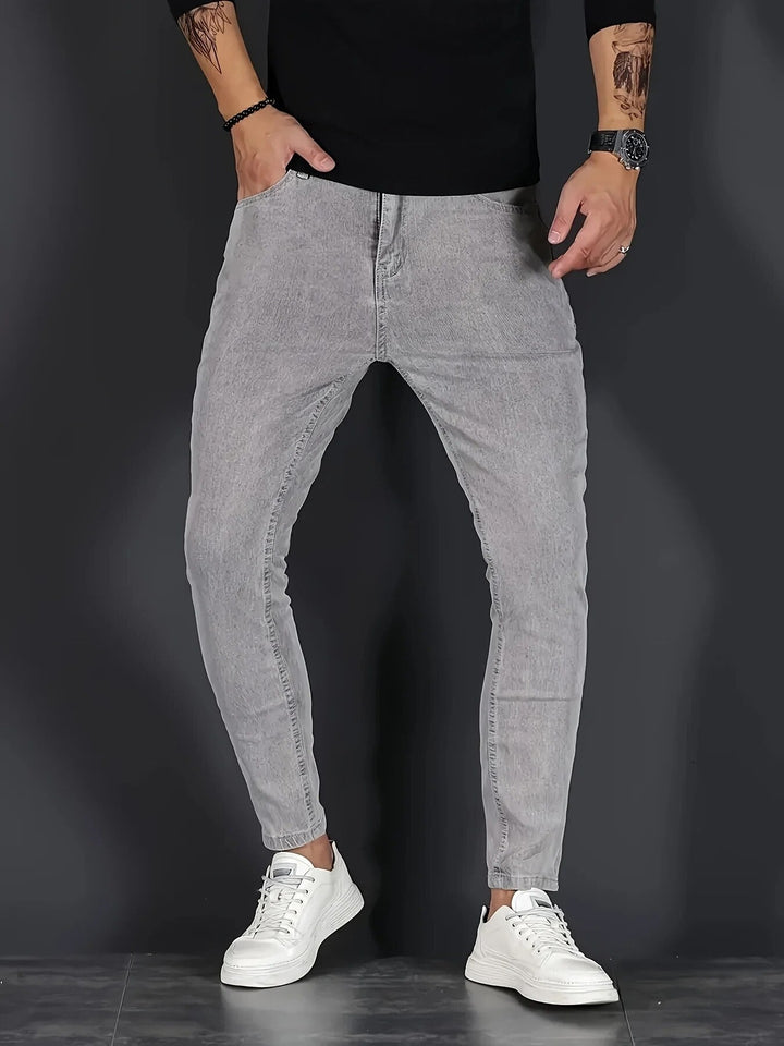 Grijze moderne heren slim-fit stretch jeans, comfortabel en stijlvol. Deze tapered broek is perfect voor casual outfits.