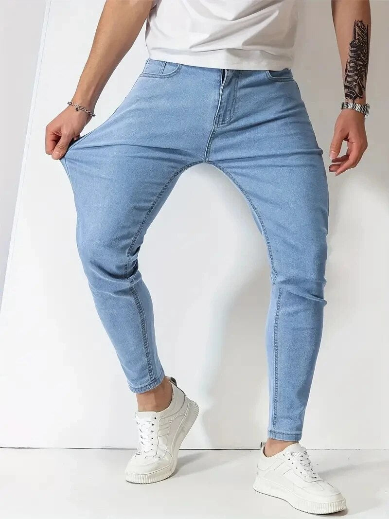 Stijlvolle heren slim-fit stretch jeans in klassiek blauw. Comfortabele, moderne tapered broek voor elke dag.