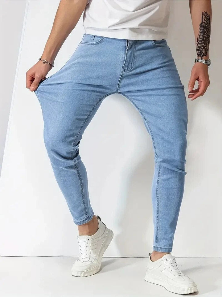 Stijlvolle heren slim-fit stretch jeans in klassiek blauw. Comfortabele, moderne tapered broek voor elke dag.