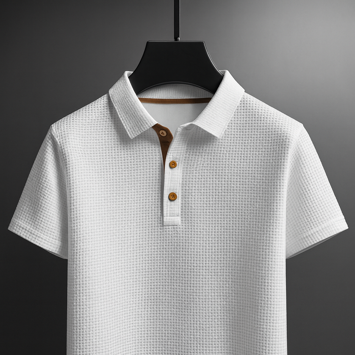 Witte heren polo met wafelstructuur en korte mouw op een kledinghanger