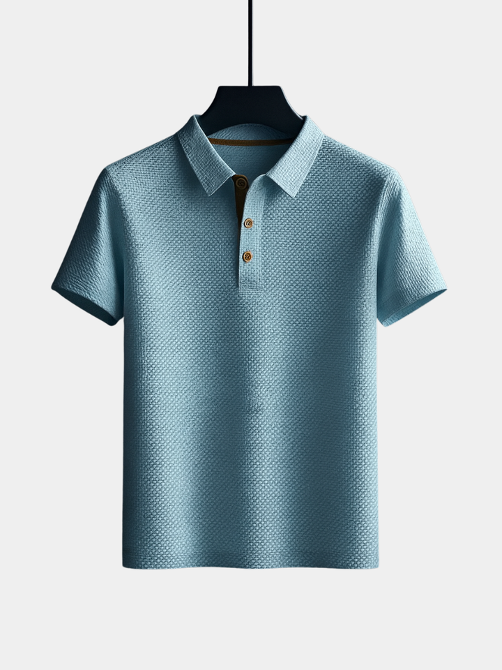 Lichtblauwe heren polo met structuur en korte mouw hangend aan een hanger
