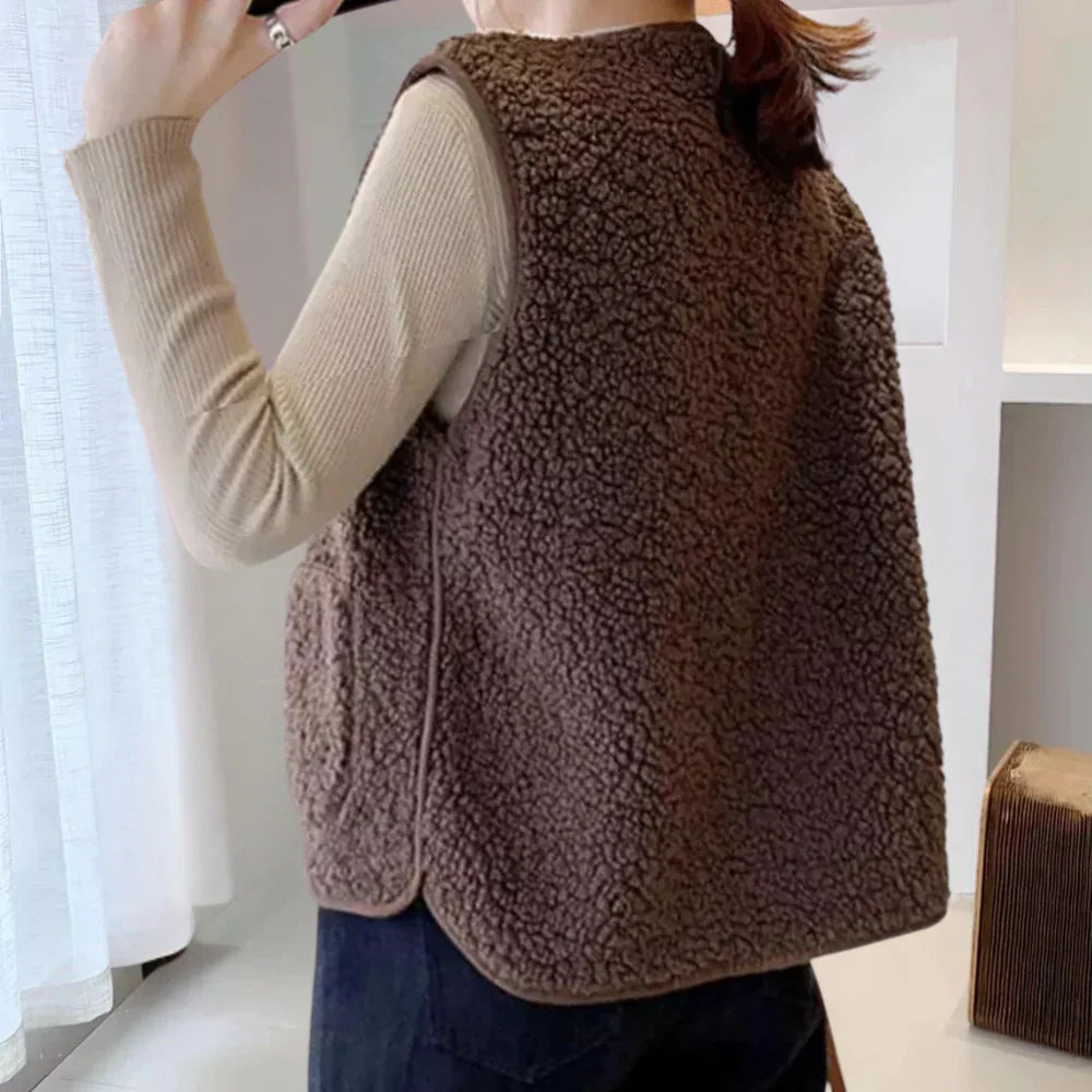 "Trendy Amara damesvest van wol met rits en zakken, warm en stijlvol, ideaal voor casual tot formele outfits"