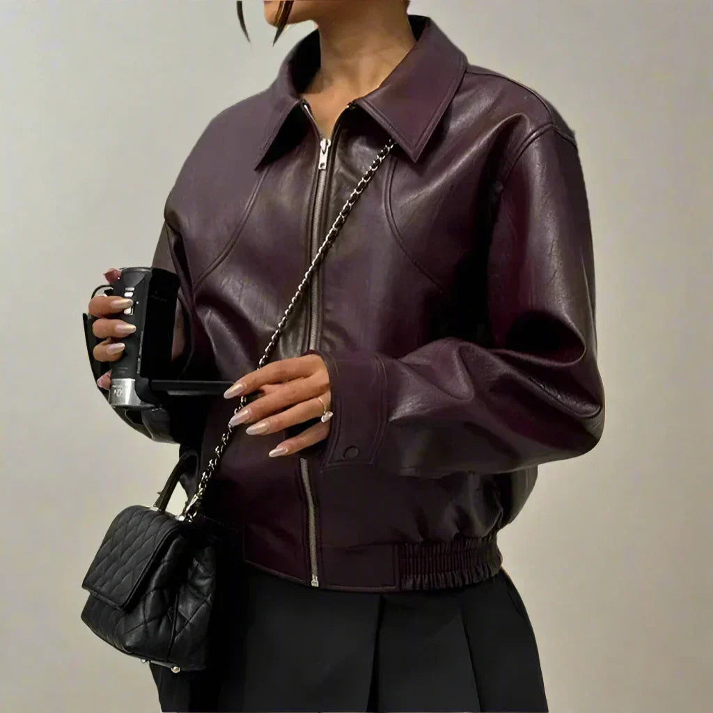 Trendy bordeauxrode vegan leren damesjas met O-neck kraag en stevige ritssluiting; tijdloos en elegant design.