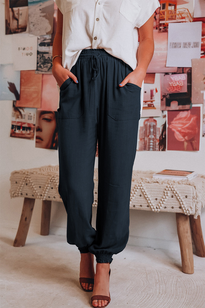 "Trendy dames harembroek, elastische tailleband, luchtig materiaal, losvallend bij heupen, taps toelopend naar enkels."