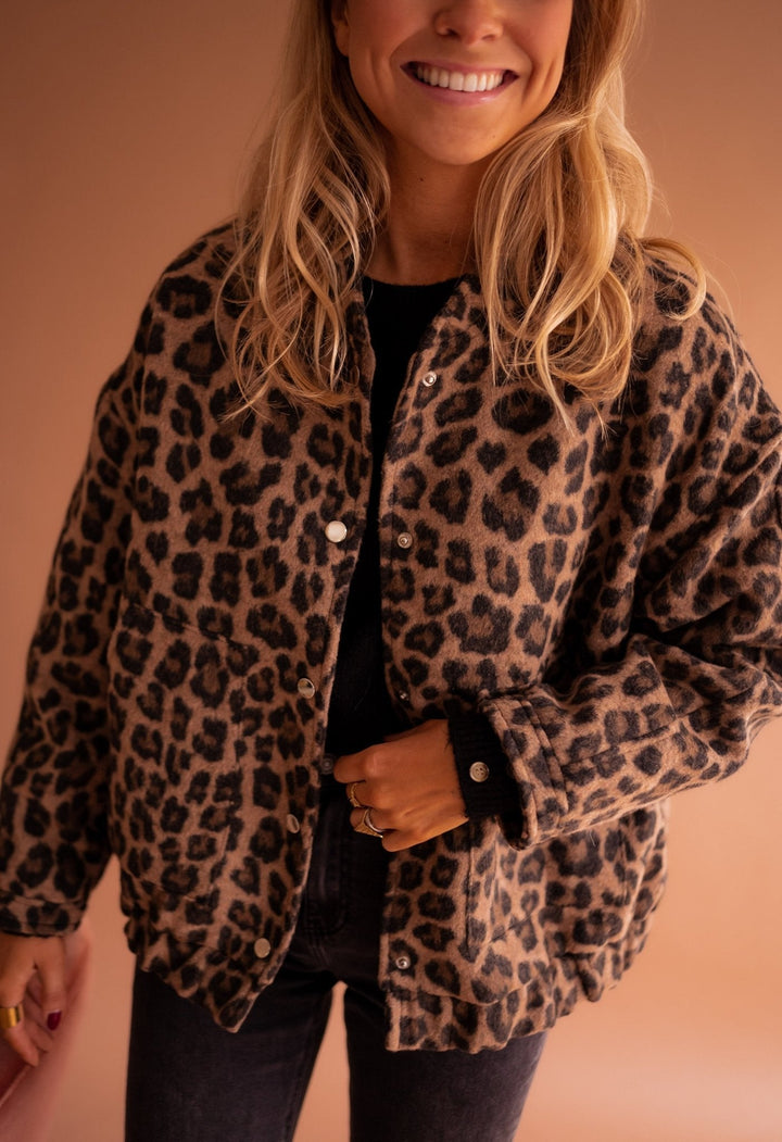 Trendy damesjasje met luipaardprint en luxe voering. Ideale bovenkleding voor najaar en winter.