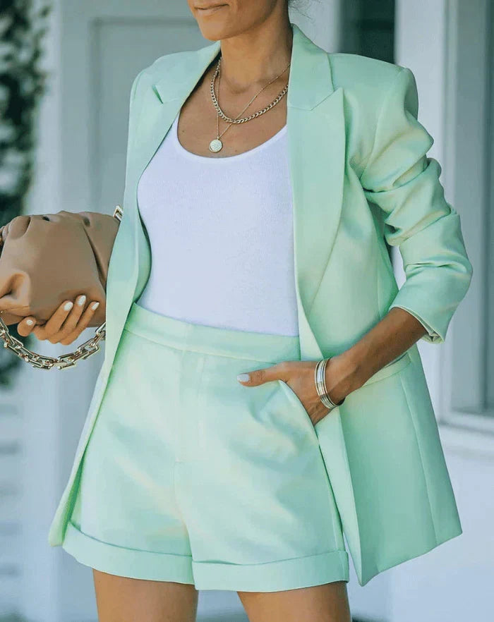 "Trendy elegante dames blazer en short set, slanke fit met high-waist shorts, ideaal voor zakelijke en informele outfits."